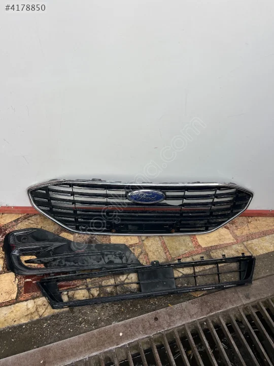 2022 Ford Focus Ön Tampon Sağ Sis Çerçevesi