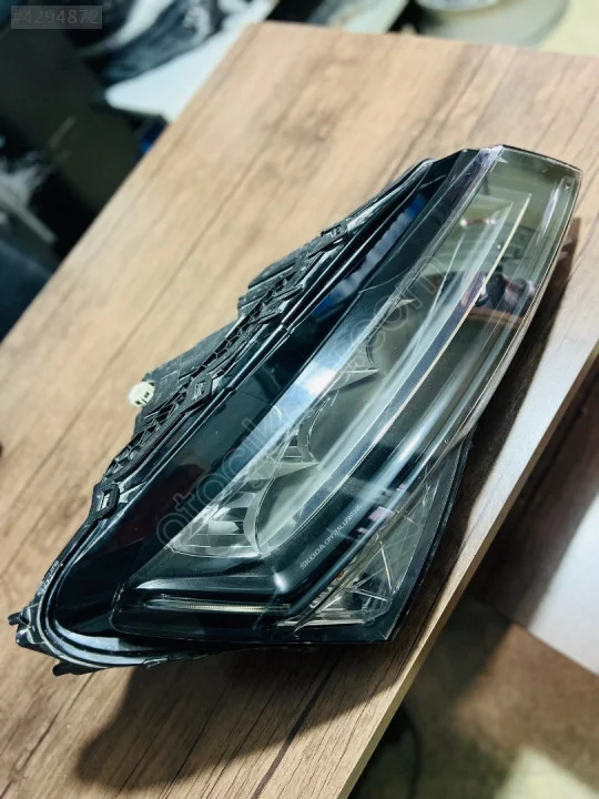 2025 Skoda Superb Ön Sağ Far Ledli