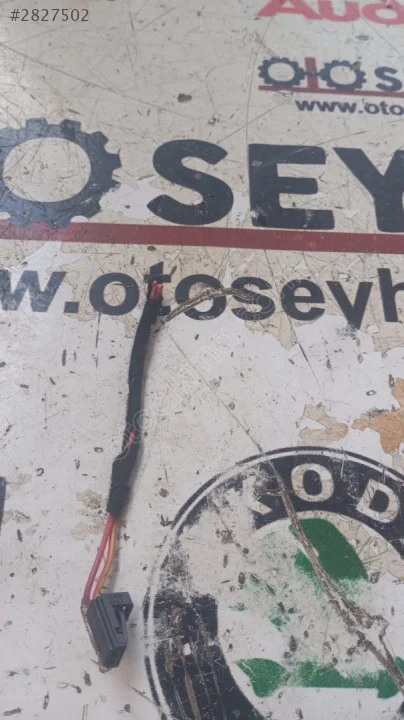 4B0971832 Audi A4 2014 tavan lambası okuma soket