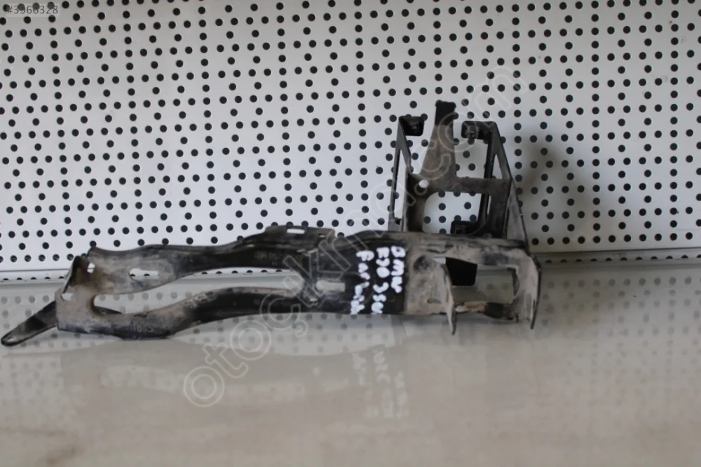BMW F30 3 SERİ FAR BRAKETİ
