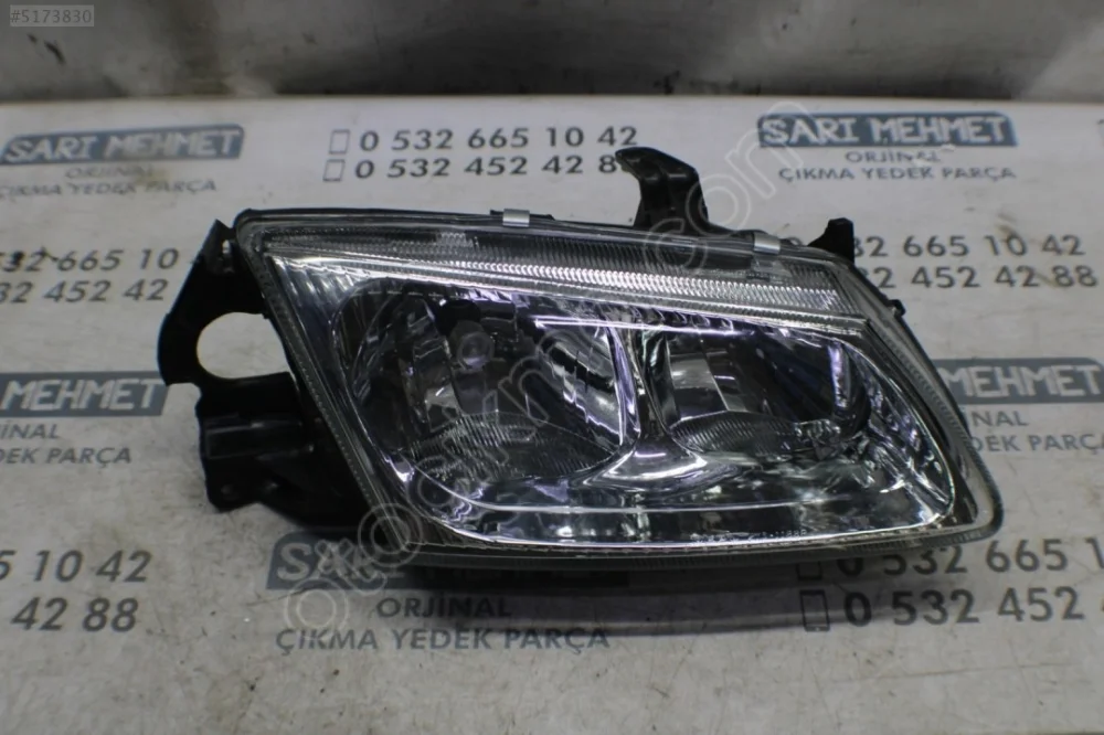 Nissan Almera Sağ Ön Far