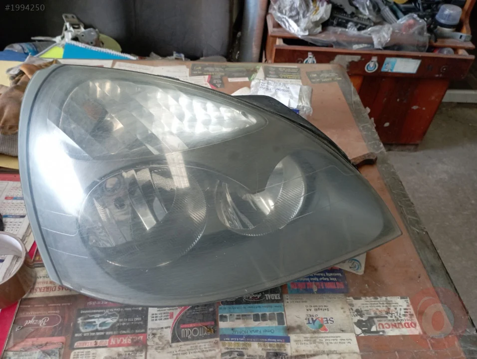 Renault Clio sağ ön far 820036908