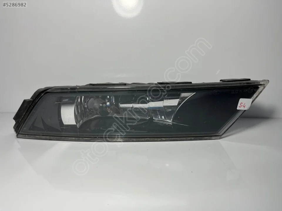 Skoda Superb Sağ Sis Farı 3V0941700