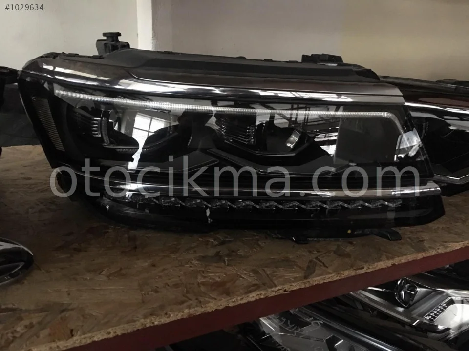 TİGUAN ÖN SAĞ FAR VE TİGUAN TÜM ORJİNAL ÇIKMA YEDEK PARÇALAR