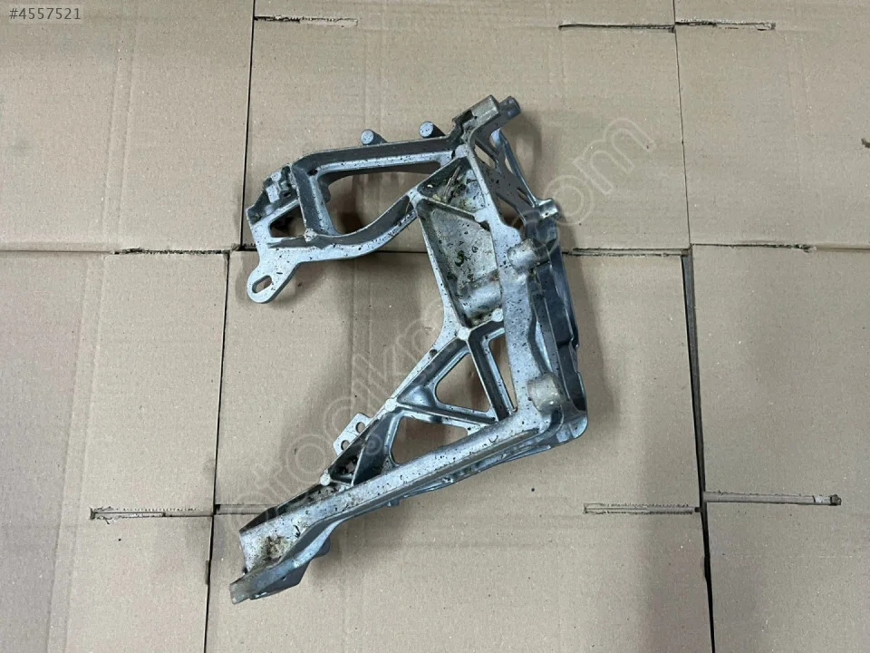 W205 C180 C200 SOL FAR YUVA SACI ORJİNAL A2056221600